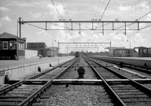 839981 Gezicht op de perrons van het N.S.station Santpoort Noord te Santpoort